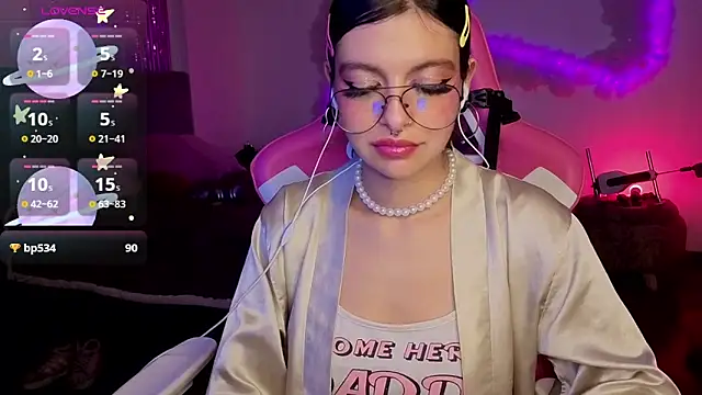 larah_uwu Chat XXX in diretta