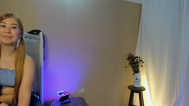 Annie_Cartier Show in webcam