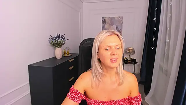 AgathaKlouin Adlı Modelin Canlı XXX Sohbeti