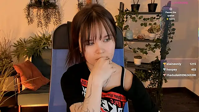 Elainebeness 现场XXX聊天