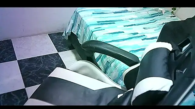 aiden_dwayne: διαδικτυακό σόου στην κάμερα