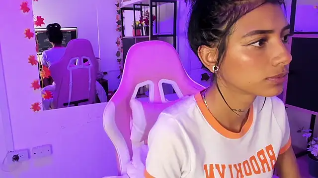 Chatroom XXX en direct de KarlaSlutSkinny__