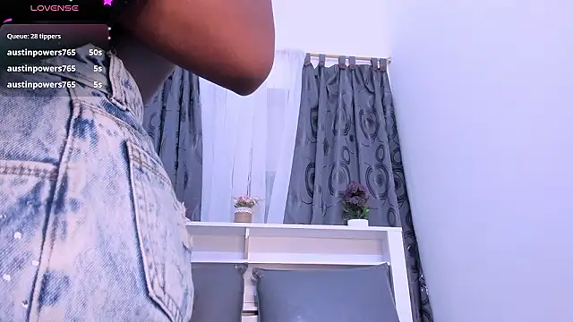 Chat +18 de Mistt_Mia ao vivo