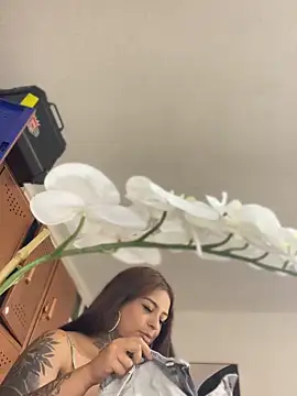 EmilyMoore_Pink Show in webcam