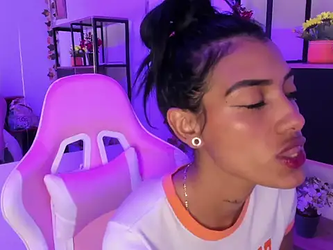 Chatroom XXX en direct de KarlaSlutSkinny__