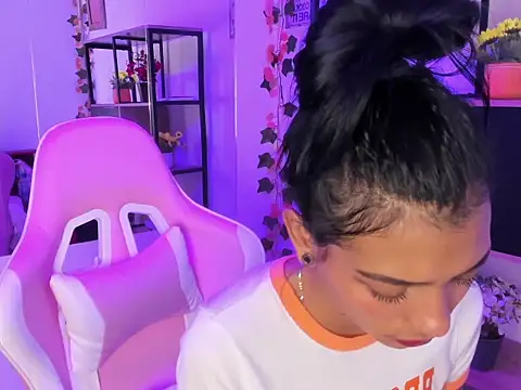 KarlaSlutSkinny__ élő XXX-chatje