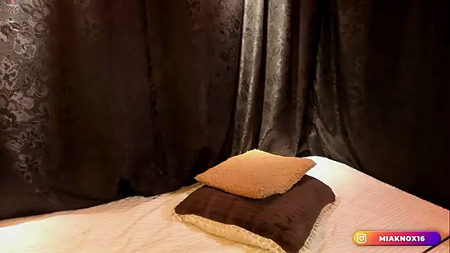MiaKnox Adlı Modelin Canlı XXX Sohbeti