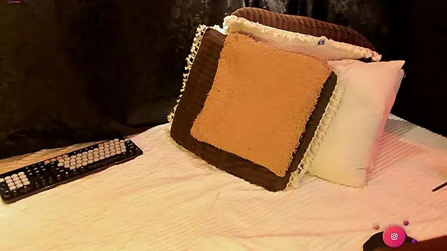 MiaKnox: διαδικτυακό σόου στην κάμερα