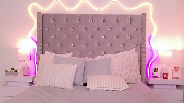 JuliaSUMMERS2022 Adlı Modelin Canlı XXX Sohbeti