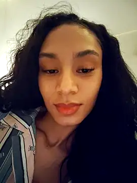 Leaberrry Adlı Modelin Canlı XXX Sohbeti