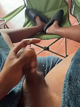 Dicktator16: διαδικτυακό σόου στην κάμερα