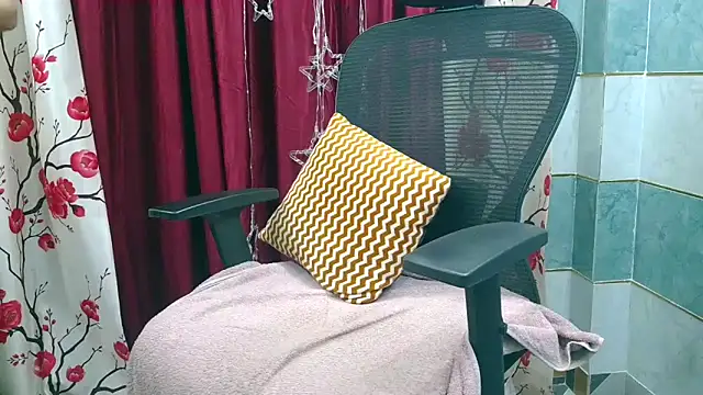 Show modela Lovely_Sanvi na web-kameri