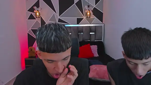 Juan_Nd_Steven's Live XXX Chat