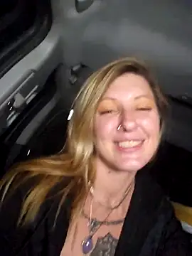 SheIsSomethingのライブXXXチャット