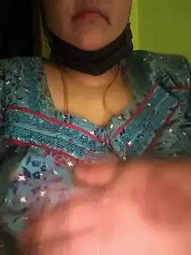 Villageanuty: διαδικτυακό σόου στην κάμερα