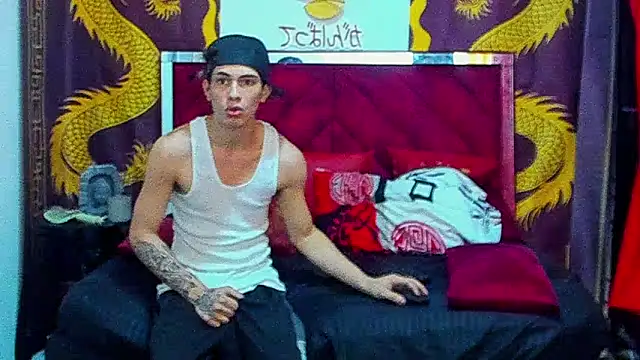 Pertunjukan Kamera Web Pride_couple