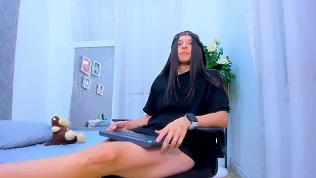 ViictoriiaSaenz 现场XXX聊天