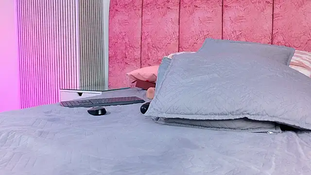 emmacurvy Show in webcam