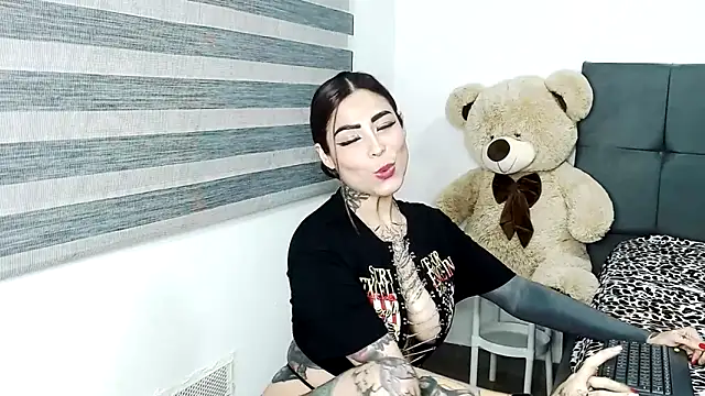 EmiliMonteroのライブXXXチャット