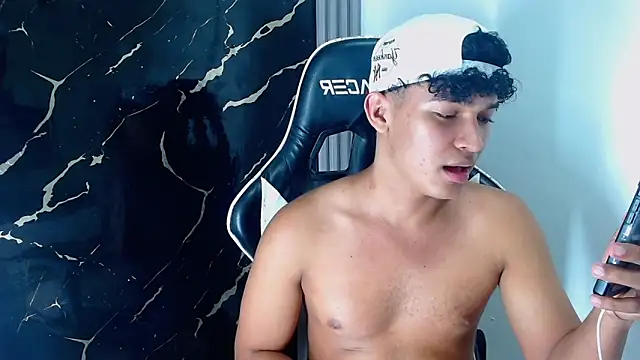 jamescurly00 Adlı Modelin Canlı XXX Sohbeti