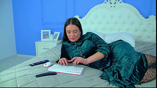 ElinaBellucci élő XXX-chatje