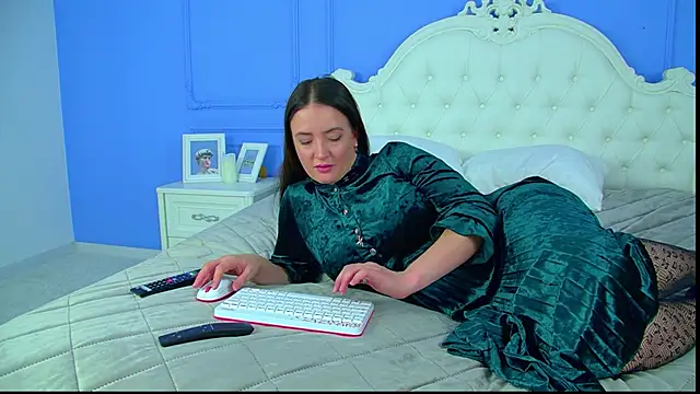 ElinaBellucci's Live XXX Chat