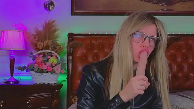 Show modela Real_Tini na web-kameri