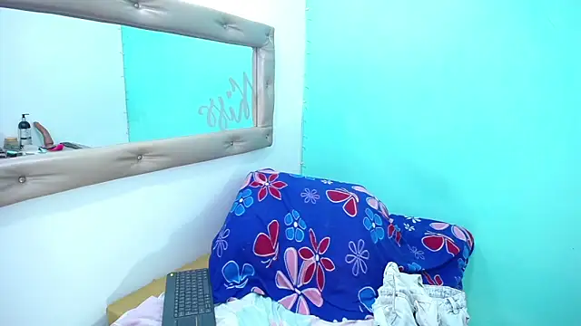 nicol_grey Show in webcam