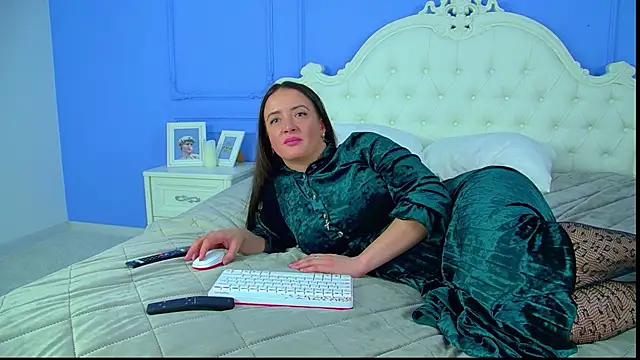 ElinaBellucci Chat XXX live