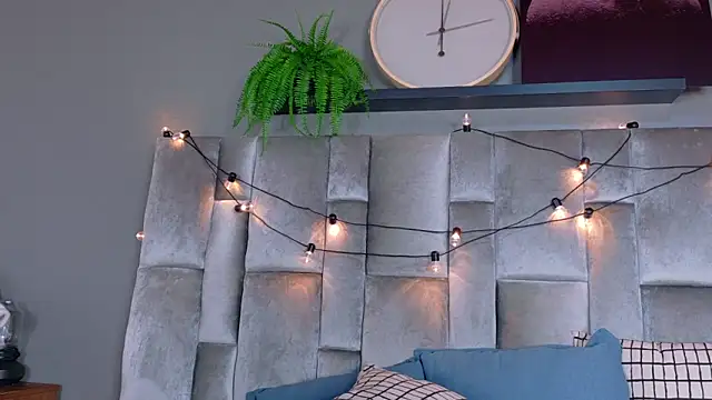 EmmaLou__ Show in webcam