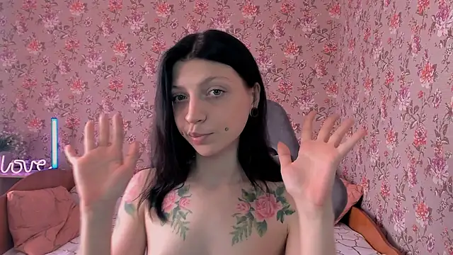 LolaRozzie élő XXX-chatje