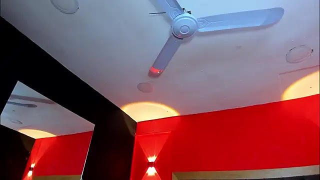 YayaHilton ওয়েবক্যাম শো