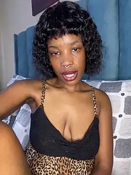 Busty_Erotic élő XXX-chatje