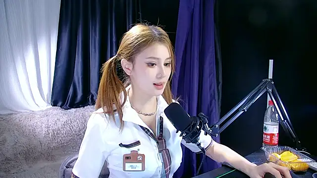 Yunny-888: διαδικτυακό σόου στην κάμερα