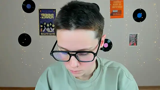 emi_fade Chat XXX live