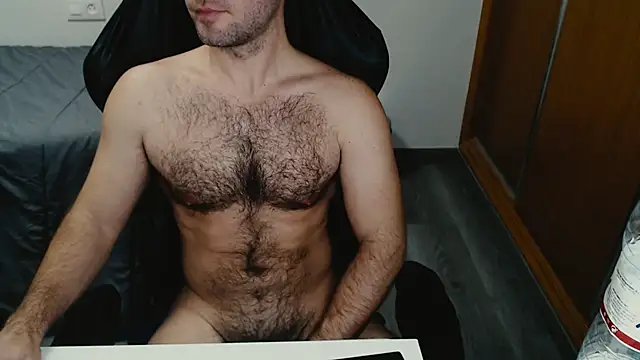 cutehairymacho: διαδικτυακό σόου στην κάμερα