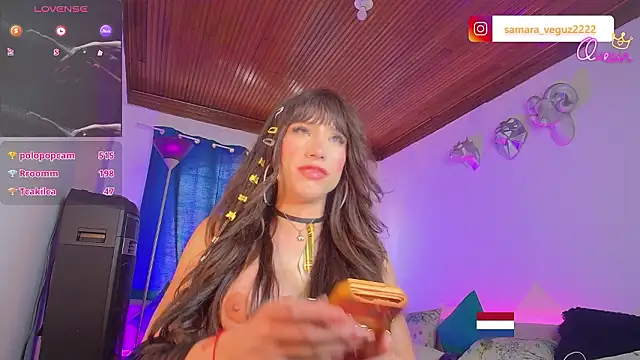 samara_veguz222: διαδικτυακό σόου στην κάμερα