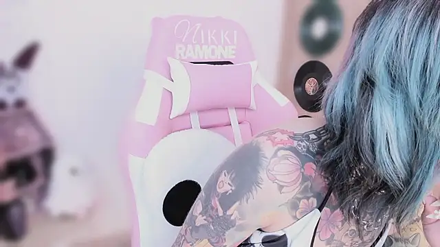 NikkiRamone's Live XXX Chat