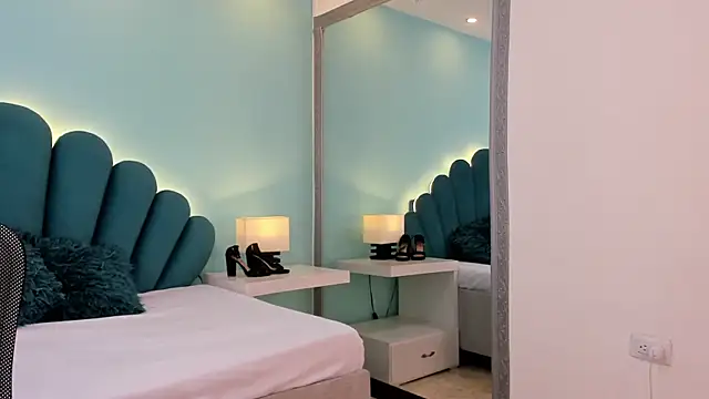 sharlott18's Live XXX Chat