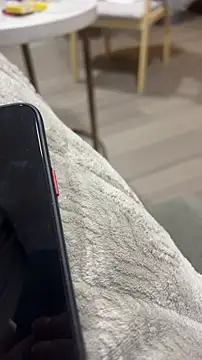 mo-mo-69 Live XXX Chat