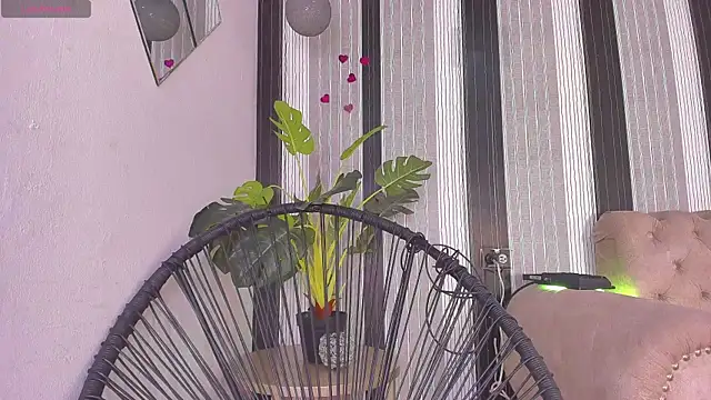 Kylie_strong Chat XXX in diretta