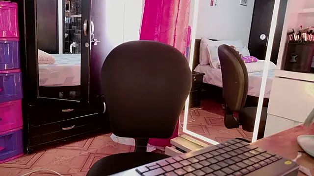 Allhondra's Live XXX Chat