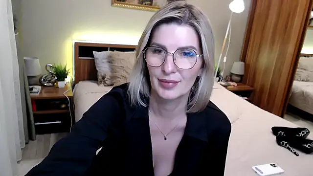 sensualEmilia Adlı Modelin Canlı XXX Sohbeti