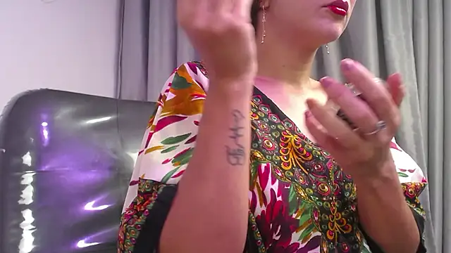 Chat XXX ao vivo de kyra_jeet