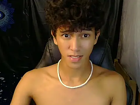 Chat XXX en directo de hugekenbigcock