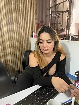 Antonella_Julieta Adlı Modelin Canlı XXX Sohbeti
