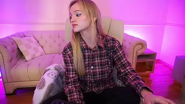 Show modela LylaYeess na web-kameri