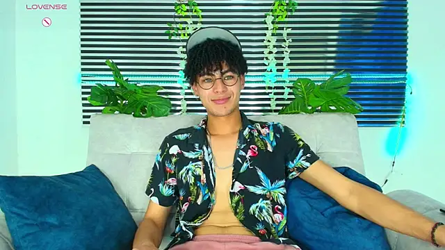 ThiiagoSaeenz: онлайн-секс-чат