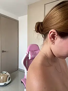 Nikii__: διαδικτυακό σόου στην κάμερα