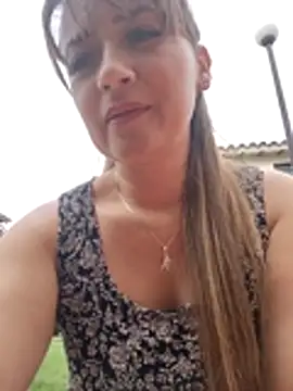 tata_sanz_: διαδικτυακό σόου στην κάμερα